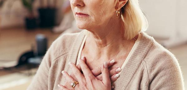une femme se détend avec les mains sur le torse