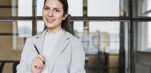 radiance-mutuelle-femme-pro-souriante