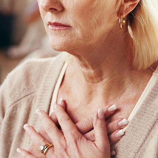 une femme se détend avec les mains sur le torse
