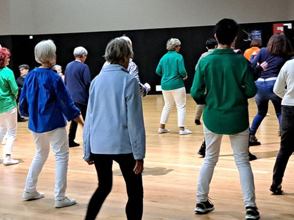 un groupe de personnes qui dansent