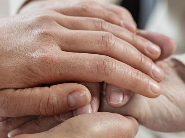 Gros plan sur deux personnes qui se tiennent la main