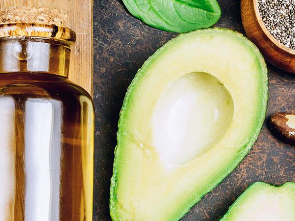 Table avec des produits alimentaires anti-inflammatoires