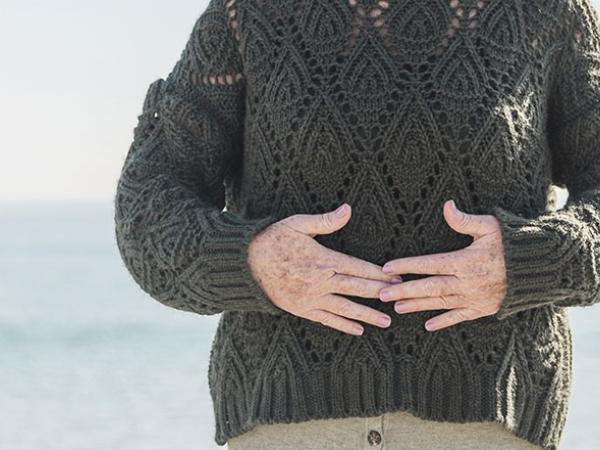 Une femme prend soin de sa santé intestinale