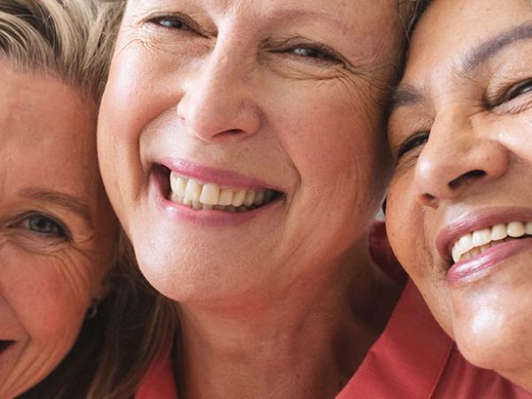Trois femmes avec le sourire