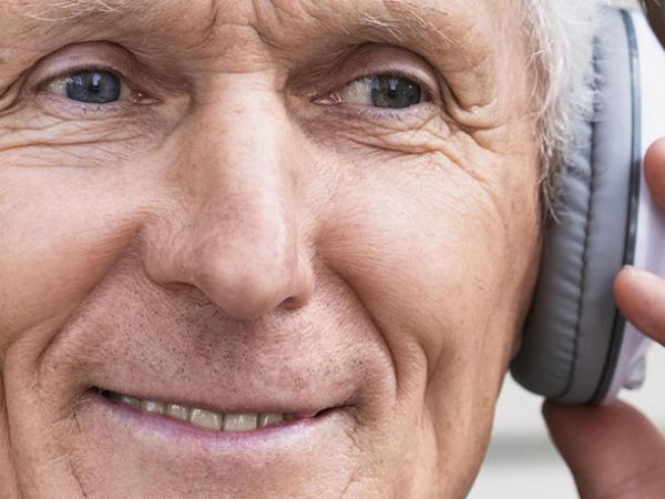 Un homme porte un casque pour tester son audition