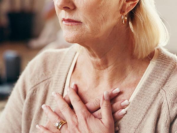 une femme se détend avec les mains sur le torse