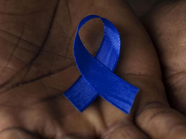 un homme tient un ruban bleu