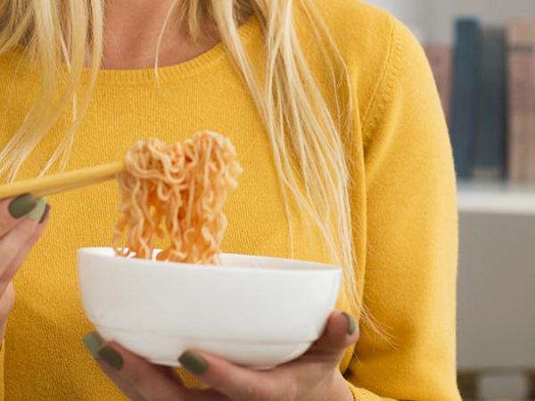 Une femme mange devant son ordinateur