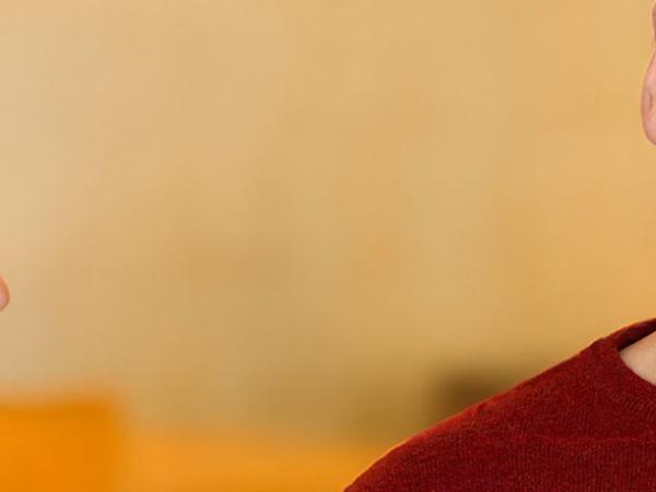 Une femme a le sourire et un homme est triste