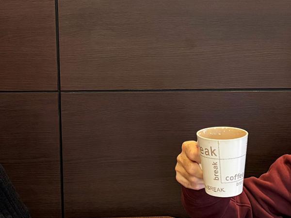 Deux comédiens sont assis à une table et se regardent
