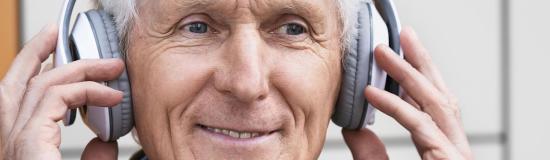 Un homme porte un casque pour tester son audition